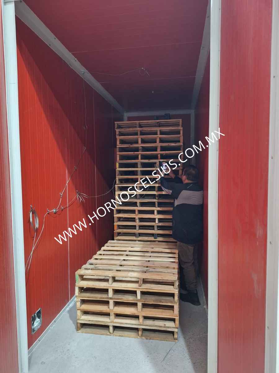 Interior de horno con tarimas